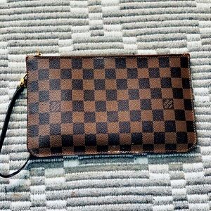 LOUIS VUITTON Pochette